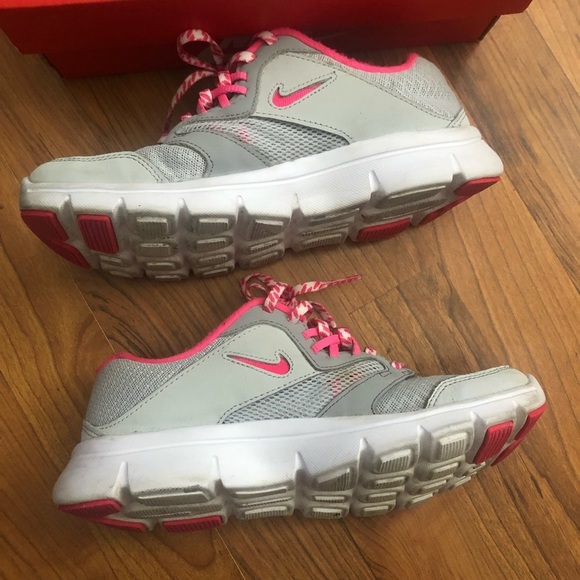 Girls Nike sneakers​ - Picture 8 of 10